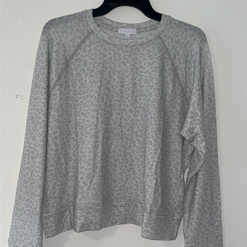 Beyond Yoga Favorite Raglan Crew Pullover Gray Leopard Sz L - Picture 4 of 8